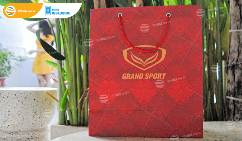 In túi giấy có logo thương hiệu Grand Sport