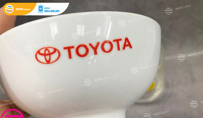 Mẫu tem nhãn decal UV DTF dán chén cho công ty Toyota