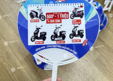 Mẫu quạt nhựa cầm tay cửa hàng xe máy Hồng Phú