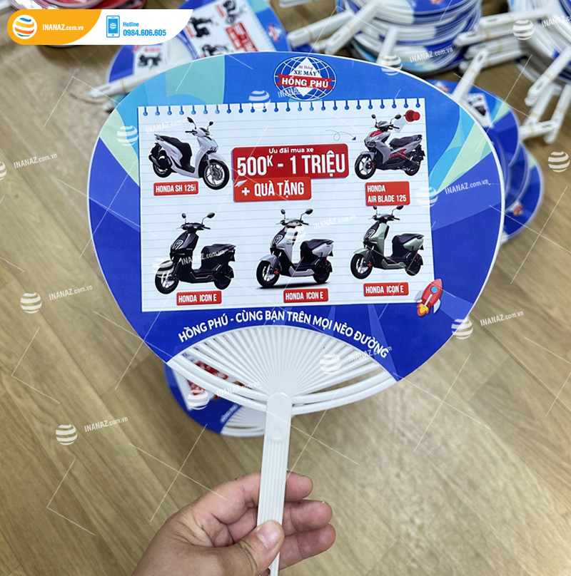 Mẫu quạt nhựa cầm tay cửa hàng xe máy Hồng Phú