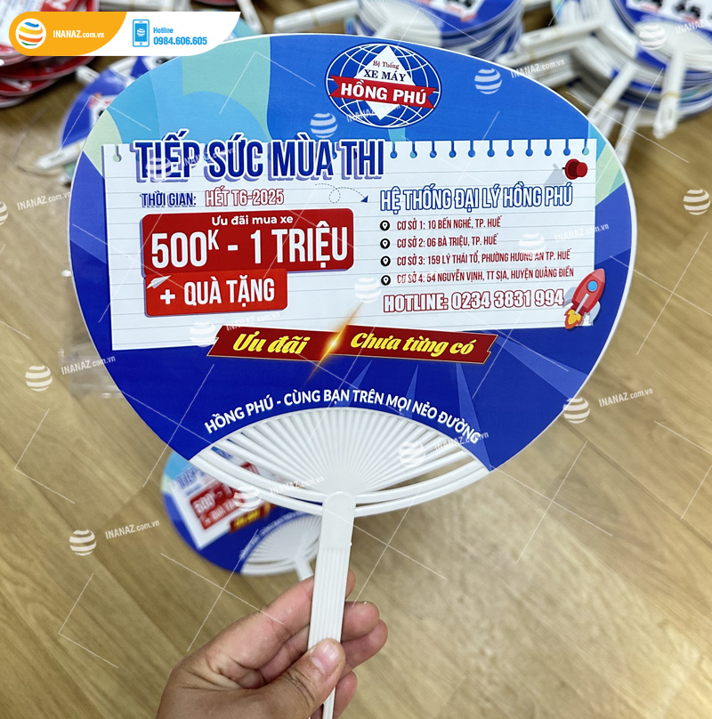 Mẫu quạt nhựa cầm tay cửa hàng xe máy Hồng Phú