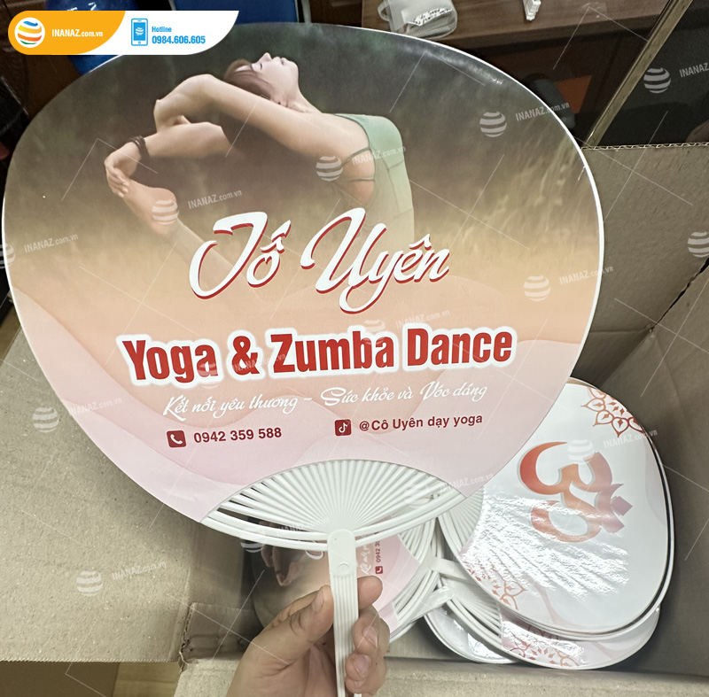 Mẫu quạt nhựa cầm tay Yoga & Zumba Tố Uyên