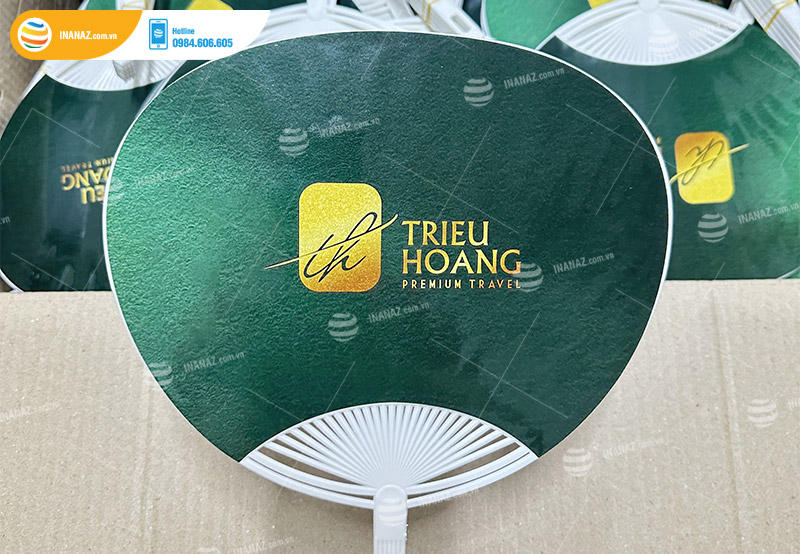 Mẫu quạt nhựa quảng cáo công ty du lịch Triều Hoàng