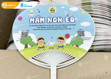 Mẫu quạt nhựa quảng cáo trường mầm non EQ