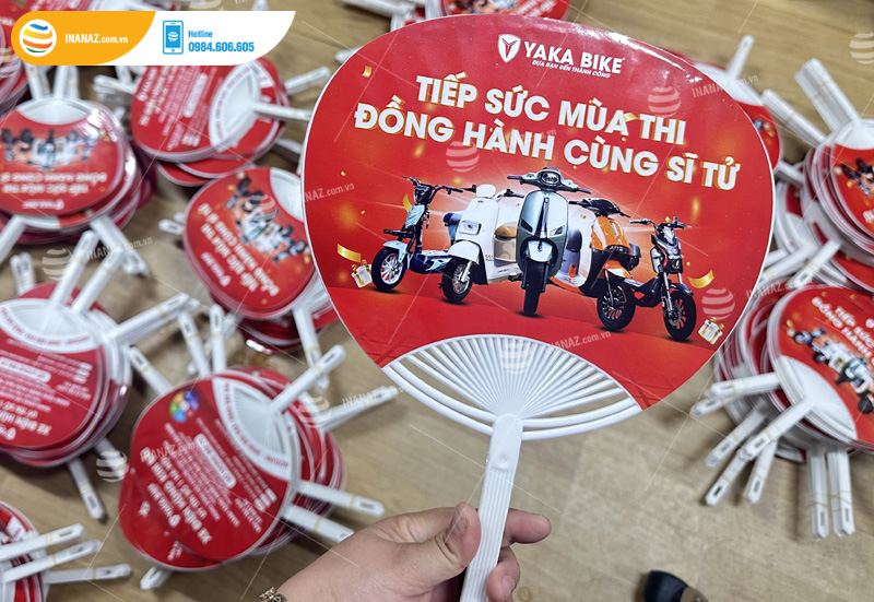Mẫu quạt nhựa cầm tay cửa hàng xe điện Hùng Kim Bài